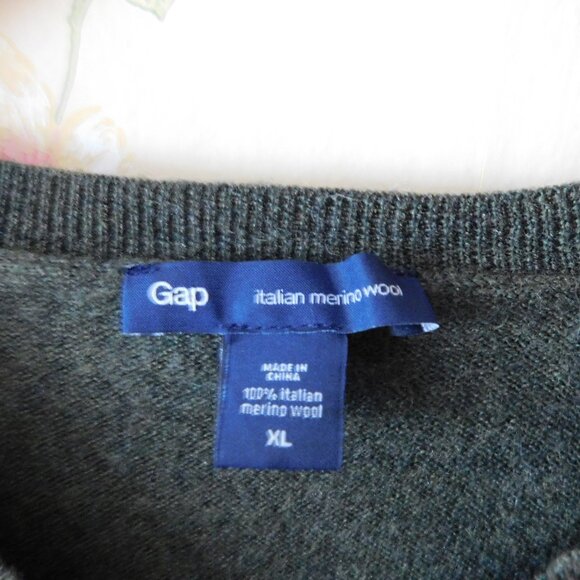 🦅  Merino V-Neck Sweater (small flaw) - Picture 3 of 8